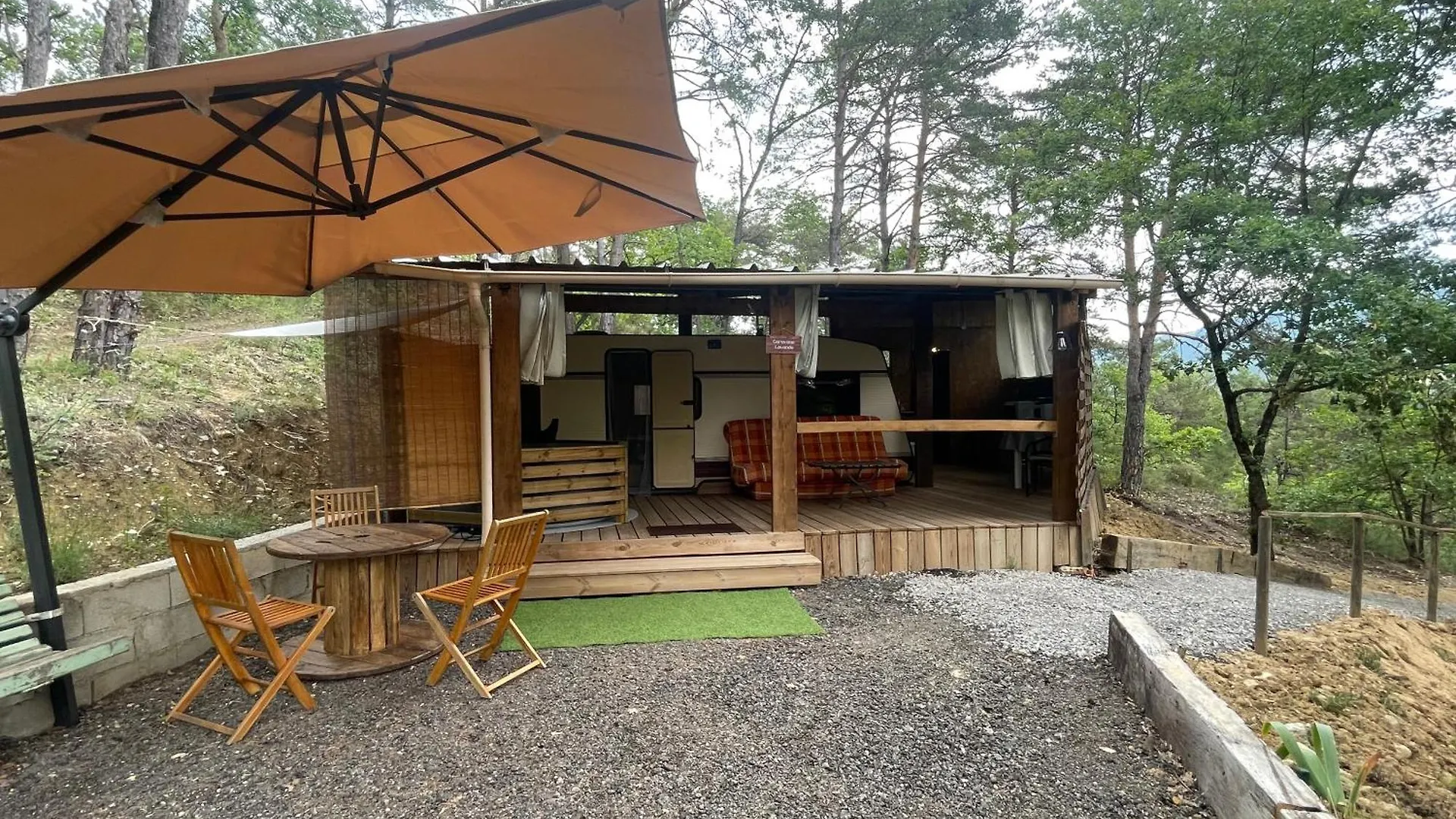 Camping Caravanes De Provence Aiglun